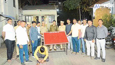 Sangli police have recovered 20 tolas of stolen gold in a burglary case. The investigation led to the identification of the thieves and their arrest.