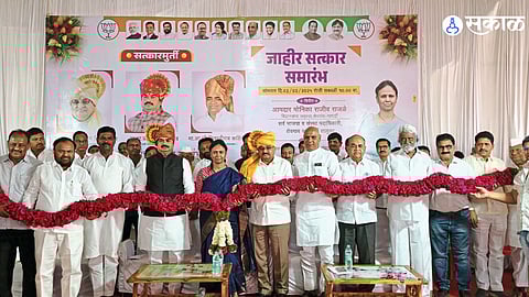  Ram Shinde discusses his aspirations for a ministerial position in Nagar South as Speaker and Guardian Minister Vikhe receive honors in Pathardi.