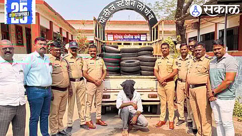 Lonand police displaying the seized stolen auto rickshaw and goods, following the arrest of a tire thief.