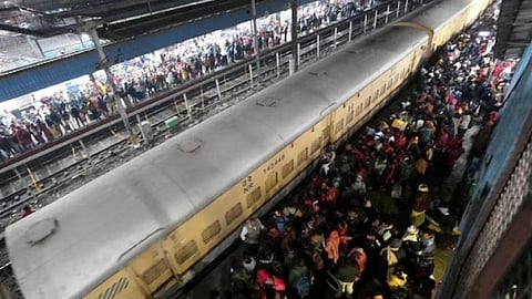 'प्रयागराज....' एकसारख्या 2 ट्रेन अन् अनाउन्समेंटने उडाला गोंधळ; दिल्लीतील चेंगराचेंगरीचं कारण आलं समोर