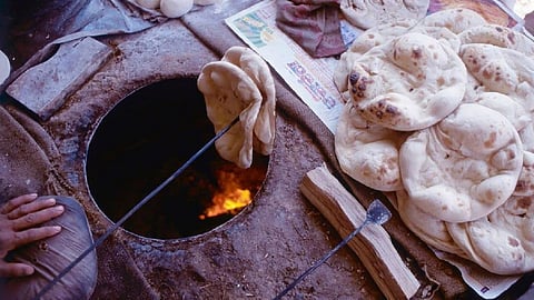 कोळसा भट्टीतली तंदूर रोटी होणार बंद, मुंबईतल्या बेकरी अन् हॉटेल्सना BMCची नोटीस