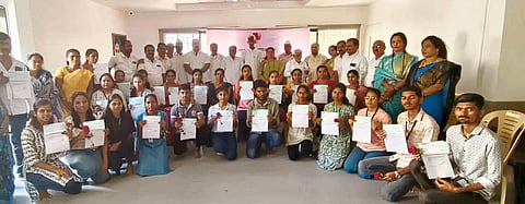 सासवड येथे ५ लाखांच्या शिष्यवृत्तीचे वाटप