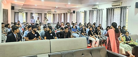 लिंगभाव संवेदनीकरण कार्यशाळेत 
१०० विद्यार्थ्यांचा सहभाग