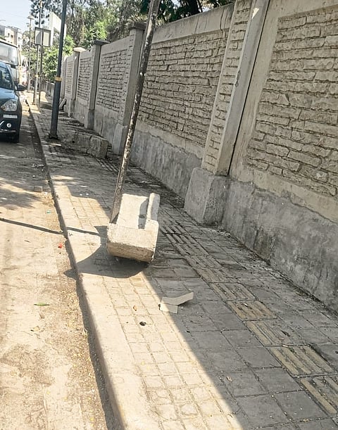 वाल्हेकरवाडी रस्त्यावरील
पदपथावरील अडथळे हटवा