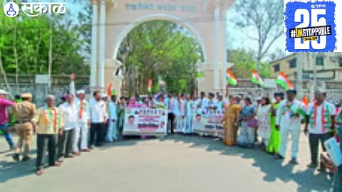 Congress leaders and activists stage a protest in Maharashtra, demanding the government take immediate action on farmers' issues.