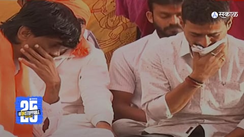 Manoj Jarange visits Massajog after Santosh Deshmukh murder photo viral; demands strict action against Karad Gang.
