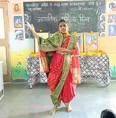 गोहे आश्रमशाळेत एकपात्री प्रयोग