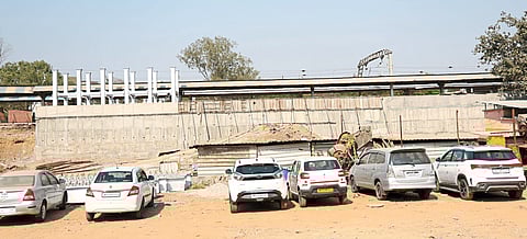 रेल्वे स्थानकांची कामे मुदत संपूनही संथ गतीने