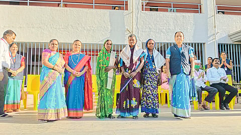 ओतूर येथे शिक्षिकांबरोबर ऊसतोड कामगार महिलांचा सत्कार