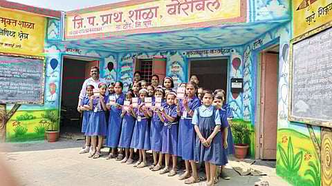 सुकन्या योजनेच्या पुस्तिकेचे 
बोरीबेल शाळेत मोफत वाटप