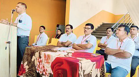 ओतूर येथे ‘दहावीच्या उंबरठ्यावर’ शिक्षक-पालक सभा