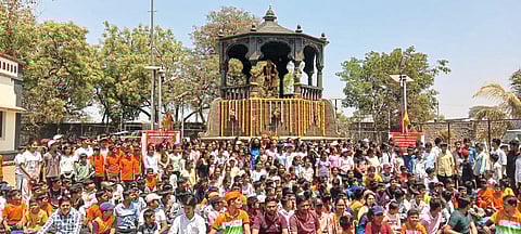 छत्रपती संभाजी राजांना अभिवादन