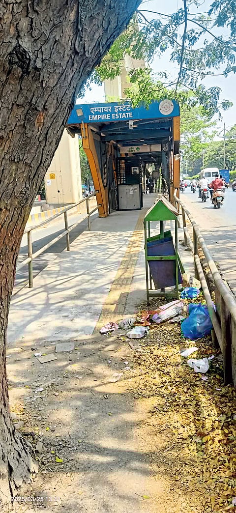 बीआरटी स्थानकात कचऱ्याचे ढीग; 
दुर्गंधीमुळे प्रवासी हैराण