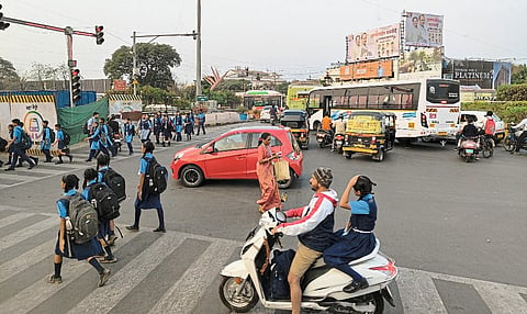 विद्यार्थ्यांकडून नियमांचे पालन; मात्र चालकांकडून उल्लंघन !