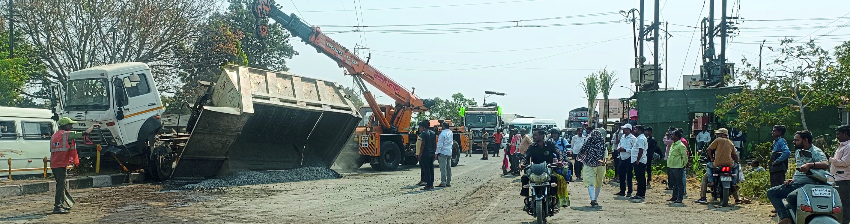 अपघातामुळे वडगावात 
महामार्गावर वाहतूक कोंडी