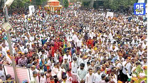 vadhu budruk crowd