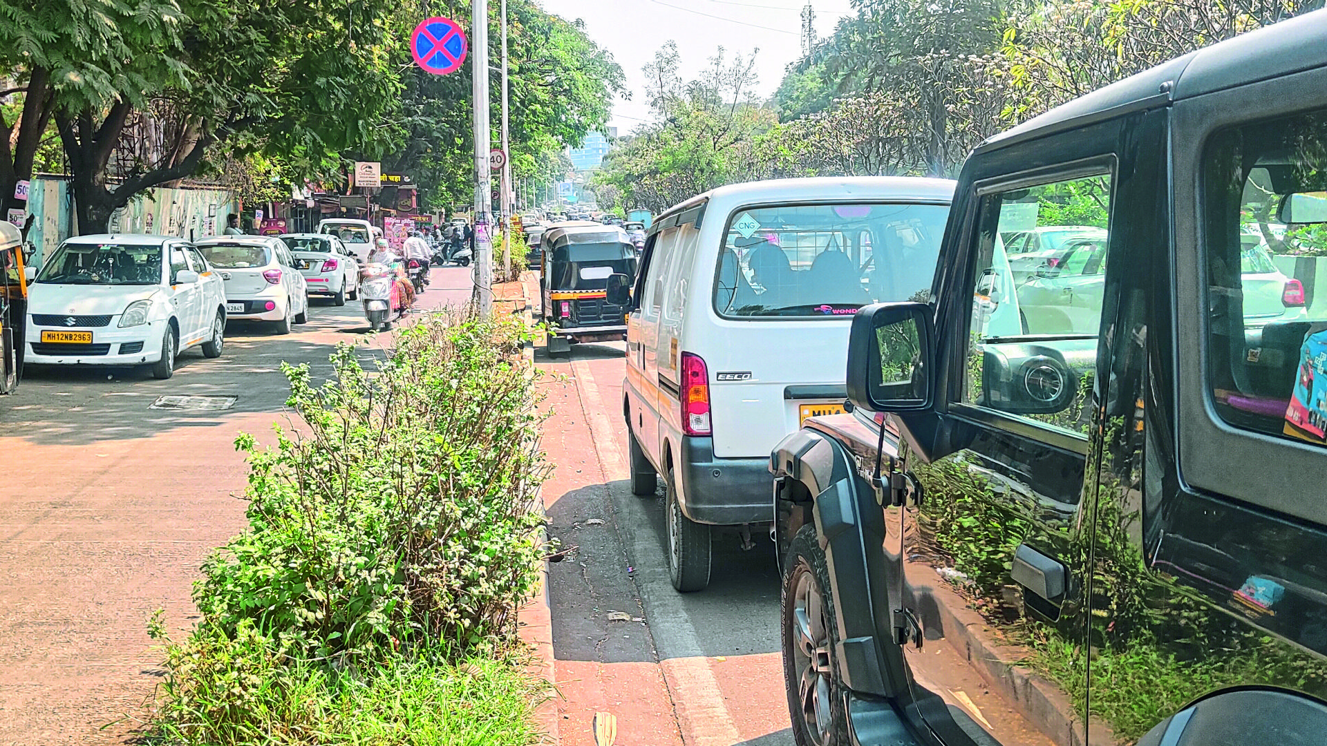 कर्णकर्कश उद्‍घोषणांमुळे रहिवाशांची उडाली झोप