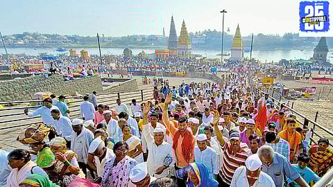 A sea of devotees gathered on the banks of Chandrabhaga during the Chaitri Wari in Pandharpur, celebrating with faith and devotion.