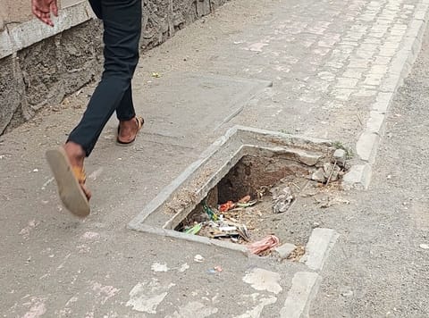 तळेगावातील चेंबरच्या झाकणांची दुरवस्था