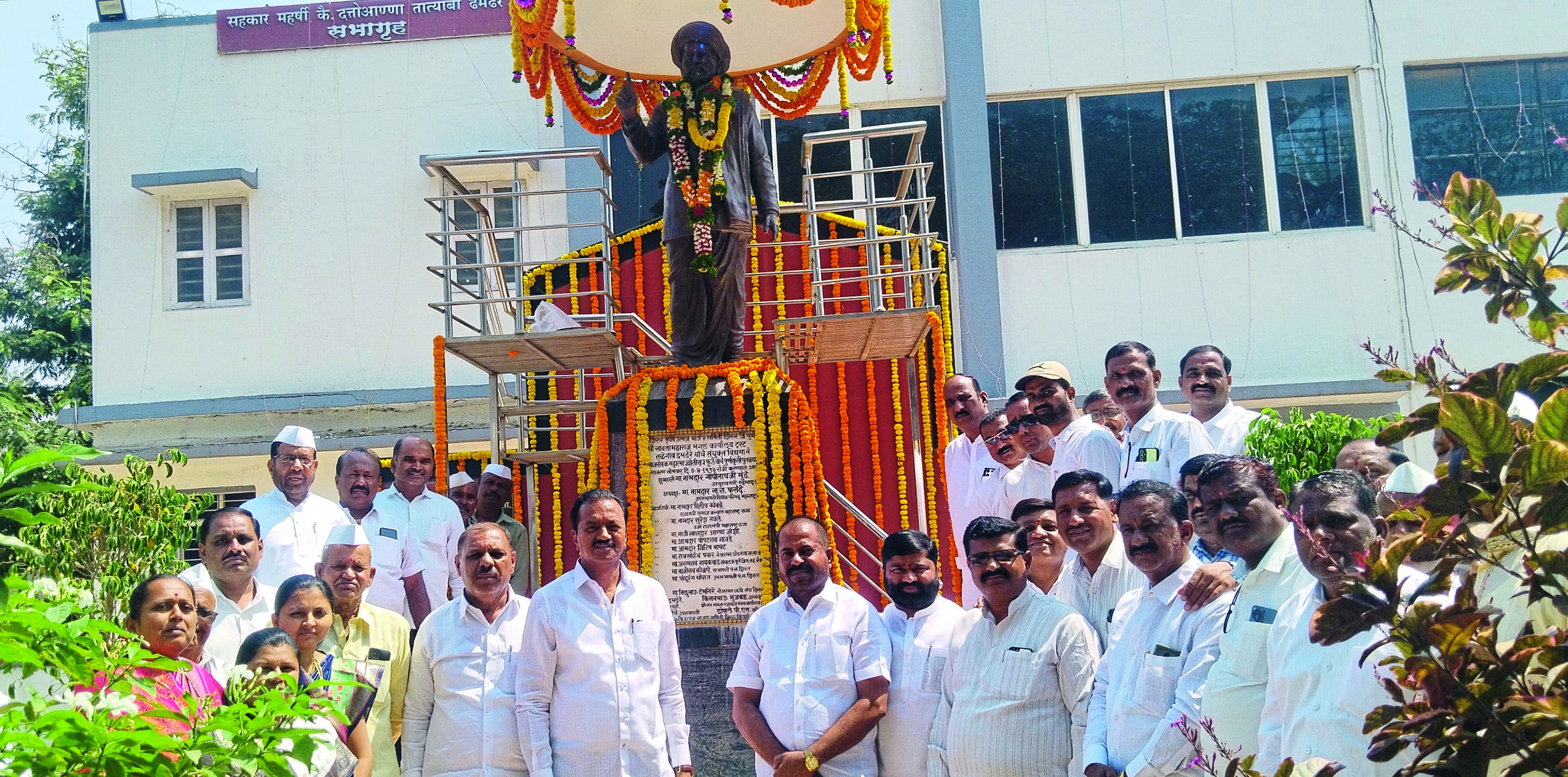 तळेगावातील पूर्णाकृती पुतळ्यास पुष्पहार अर्पण