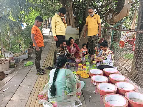 जुनी सांगवीत पक्ष्यांसाठी चारा पाण्याची सोय