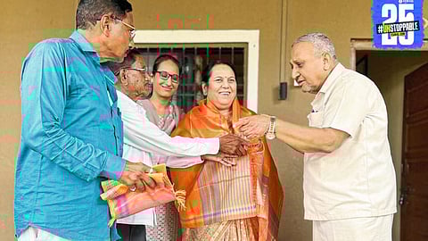 Dr. Neelam Gorhe sharing emotional memories of the Yukrand movement during the Karjat women’s meet.