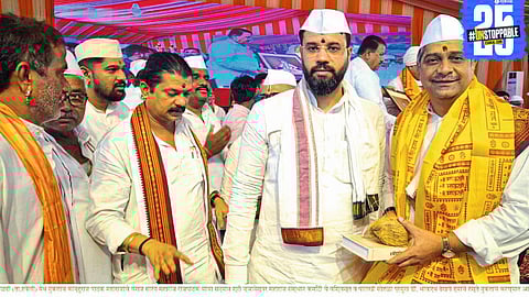 Devotees gather at Lonand for the first-ever meeting of Mauli and Kanhuraj Pathak Padukas during the Wari.