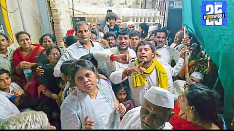 Vitthal devotees protest at Pandharpur over delayed darshan; slogans raised against VIP and online entry systems.