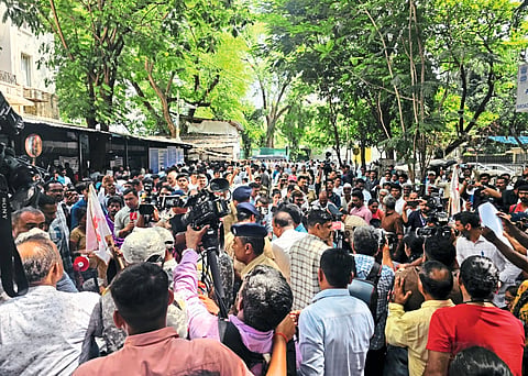 बच्चू कडू यांच्या आंदोलननिमित्त
प्रहारची मंत्रालयावर धडक