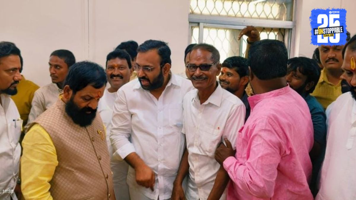 Solapur Politics: सोलापूरचा बडा काँग्रेस नेता शिवसेनेच्या वाटेवर? नऊ महिन्यांनंतर दिसले थेट मंत्र्यांच्या दौऱ्यात