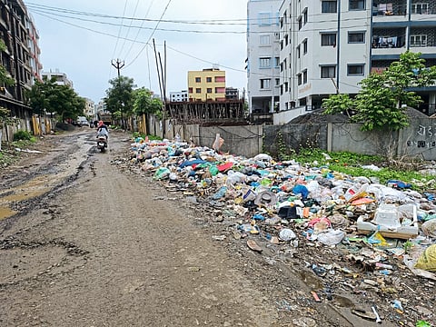 मारुंजी हद्दीतील रस्त्यांवर कचऱ्यांचे ढिगारे