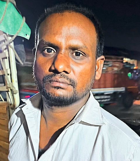 मोखाडा-त्र्यंबकेश्वर घाटात वाहनांवर दगडफेक