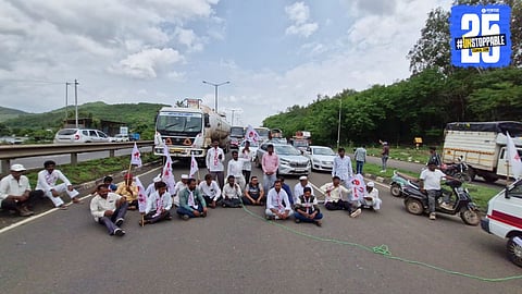 Prahar supporters blocking the highway to support Bacchu Kadu, amid tight police security.
