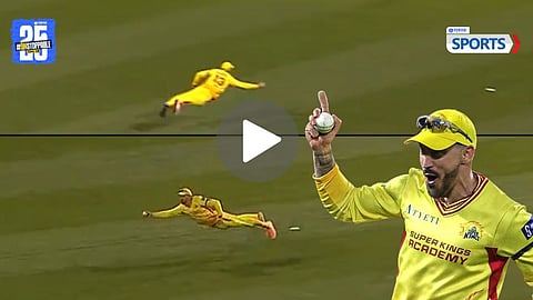 Faf du Plessis Takes Stunning Catch