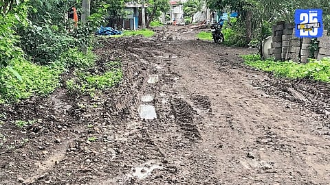 Funeral procession through muddy road in Kupwad leads to strong protest from grieving relatives and citizens.