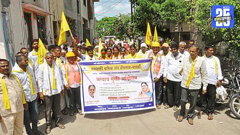Janshakti activists submitting a memorandum to the commissioner demanding approval of pending scholarships