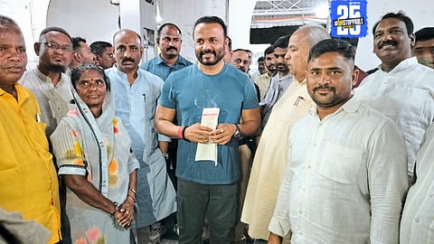 "Former MLA Narsayya Adam demands legal vending permission for sellers on 70-foot road; appeals to the guardian minister."