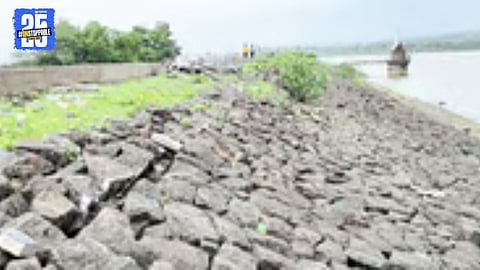 Kalamba lake bund wall develops cracks; stone pitching eroded, raising urgent safety and maintenance concerns.