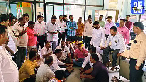 Citizens of Pathardi during the 'Pungi Bajao' protest at the municipal office; protest withdrawn after administrative assurance.