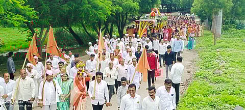 इनामगावातून संत मुकिंदराज पालखीचे प्रस्थान