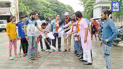 Shiv Sena activists burn circular opposing Hindi imposition; chant “Marathi Vachva” to defend regional identity.