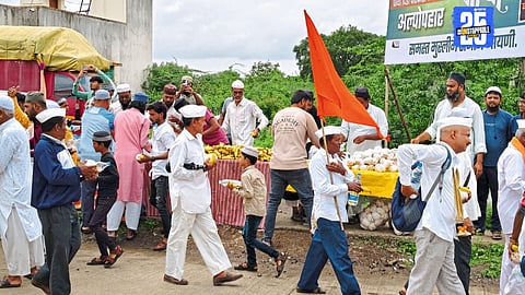 Inspiring Unity: Muslim Community of Mayani Aids Warkaris with Refreshments
