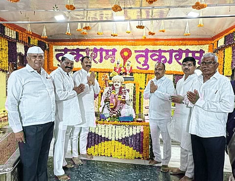 श्री क्षेत्र भंडारा डोंगरावर 
फुलांची आकर्षक सजावट