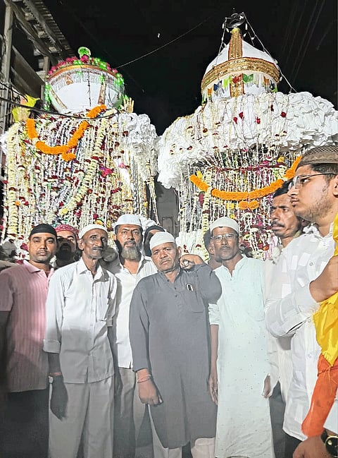 इंदापूर मोहरमनिमित्त घडले 
हिंदू मुस्लिम ऐक्याचे दर्शन