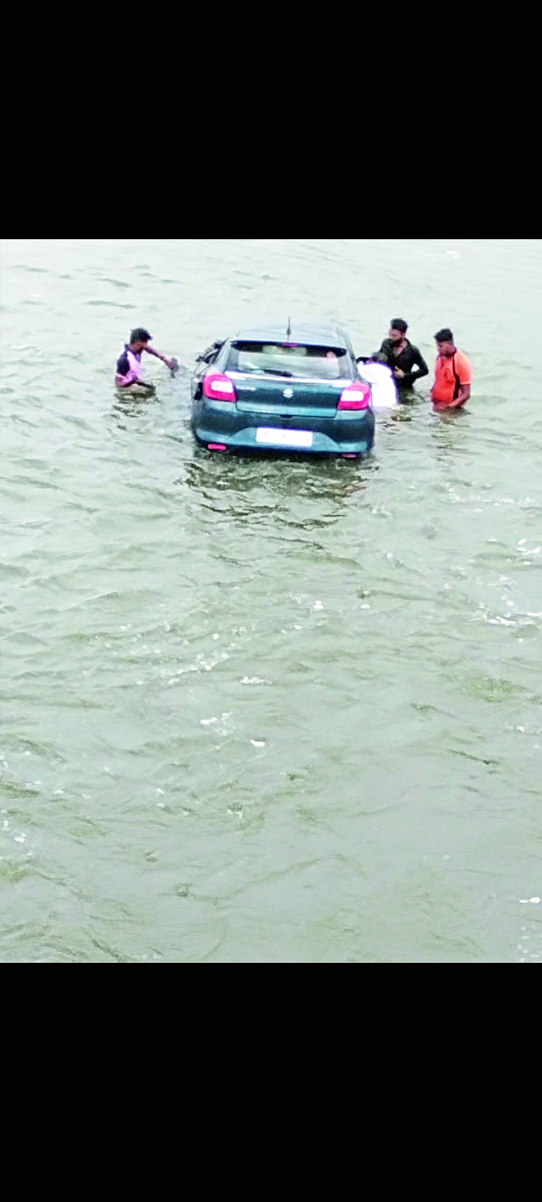 नियंत्रण सुटल्याने 
चारचाकी नदीत