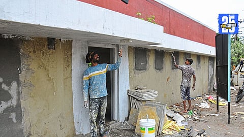Unauthorized rickshaw stand set up overnight near Siddheshwar temple’s northeast entrance; locals demand immediate removal.