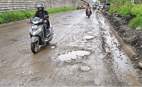 सेवारस्त्यासाठी जागेचा मोबदला मिळावा