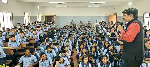 विद्यार्थ्यांनी क्षमतेनुसार करिअरची निवडावे