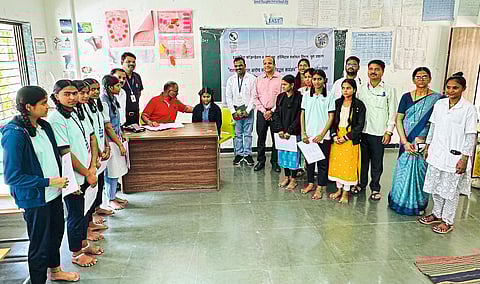 आश्रमशाळेतील विद्यार्थिनींची तपासणी