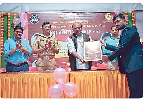 योद्धा गौरव अॅकॅडमीतर्फे
स्मृती पुरस्कारांचे वितरण